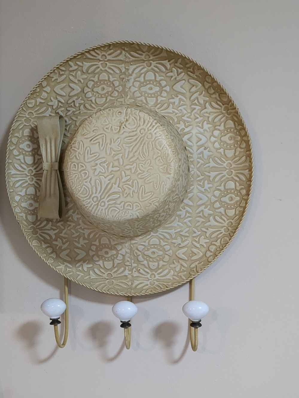 Decorative Creamy Yellow Wall Hook Rack with Embossed Pattern